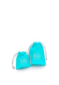 Bolsas de tela turquesa con cordón en dos tamaños, con un logo y acentos plateados, textura suave y forma redondeada.