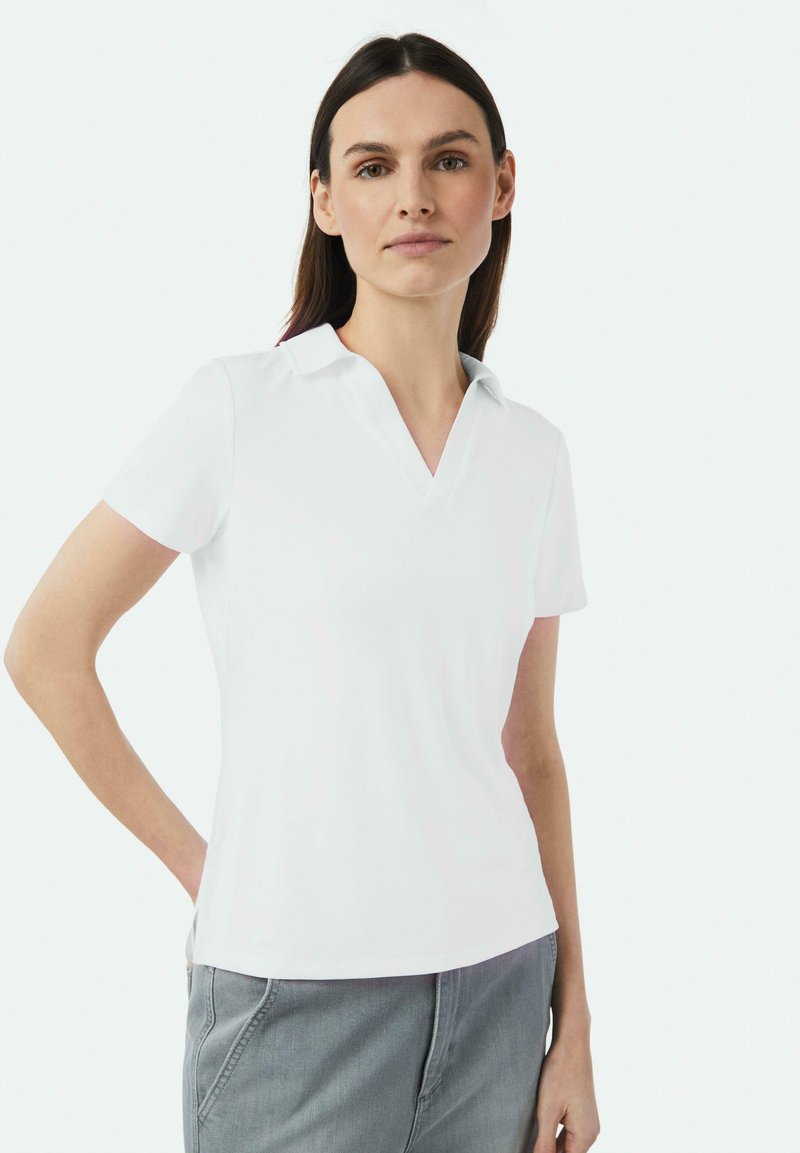 Weißes Poloshirt mit V-Ausschnitt und kurzen Ärmeln. Hergestellt aus glattem Stoff, verfügt es über einen dezenten Kragen und klare Linien.