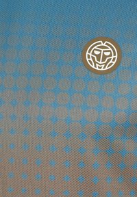 Tela texturizada en tonos degradados de azul y gris, con patrones circulares y de diamante, y un logo circular en la esquina superior derecha.
