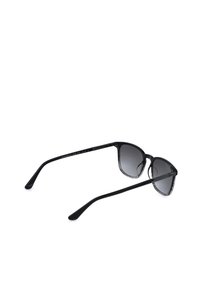 Lunettes de soleil à monture noire avec des verres ronds teintés foncés, vues de côté et de dos sur fond blanc.