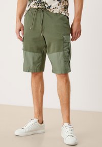 s.Oliver REGULAR MIT TASCHEN - Shorts - army green