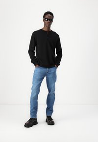GAP DOUBLE HENLEY - Sudadera - black