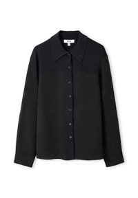 Maglietta nera a maniche lunghe con chiusura a bottoni. Presenta un colletto e una parte superiore del torace in contrasto, caratterizzati da una texture liscia e una lucentezza sottile.