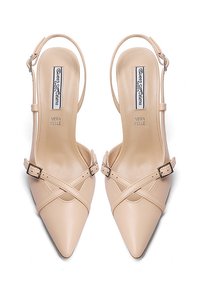 Décolleté in pelle beige con punta affusolata, design a strappo incrociato e fibbia regolabile. Texture liscia con finitura lucida.