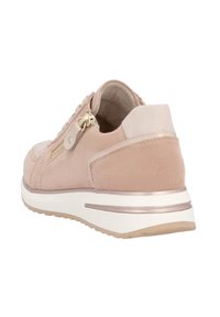 Dames sneaker in zachte blush suède met een gladde achterkant, gouden ritsaccent en een witte tussenzool met een subtiele metallic streep.