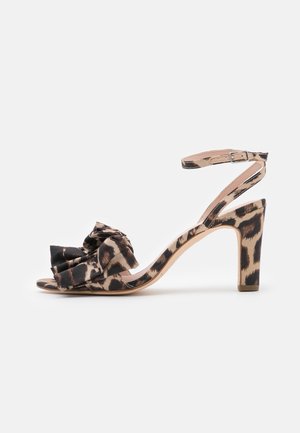 Åben tæ sandal med leopardprint og høj hæl, ankelrem og stor stofsløjfe foran.