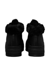 Zwarte nepleren sneakers met een weelderige zwarte bontafwerking rond de enkel. Voorzien van een gestructureerde zool en het ingeklemd "Calvin Klein Jeans" merklogo.