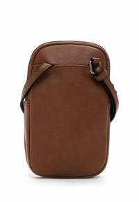 Borsa a tracolla in pelle marrone con una texture liscia, forma rettangolare e chiusura con zip. Presenta una tracolla nera e hardware minimale.
