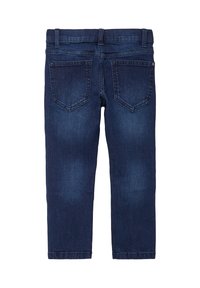 Jean en denim bleu foncé avec deux poches arrière et passants de ceinture, présenté à plat de l'arrière sur fond blanc.