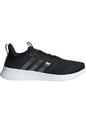 Chaussure de course noire avec semelle blanche texturée, lacets noirs et trois bandes gris foncé sur le côté, avec des languettes en tissu au talon et à la languette.
