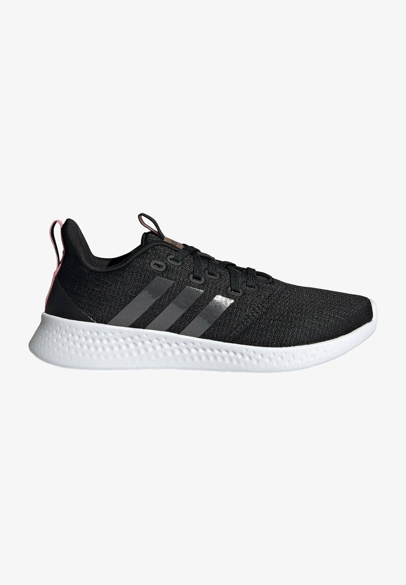 Chaussure de course noire avec semelle blanche texturée, lacets noirs et trois bandes gris foncé sur le côté, avec des languettes en tissu au talon et à la languette.