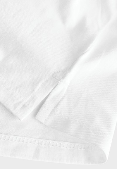 Bijela pamučna t-shirt tkanina s glatkom teksturom. Ima zaobljen izrez, kratke rukave i dvostruko šavanu donju obrubu. Bez uzoraka.