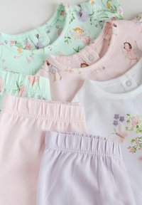 Ensemble de hauts et bas pour filles en coton. Couleurs : menthe, rose, blanc et lavande. Motifs incluant des fleurs et des dessins de fées. Tissus texturés.