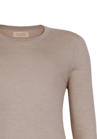 Maglione in cashmere beige chiaro a maniche lunghe con scollo rotondo e etichetta Falconeri all'interno del colletto.