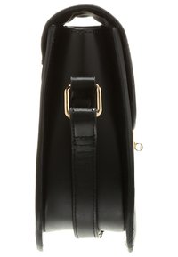 Borsa a mano in pelle nera con forma strutturata, dotata di una fibbia dorata e di una tracolla piatta su un lato. Texture liscia, dettagli minimal.