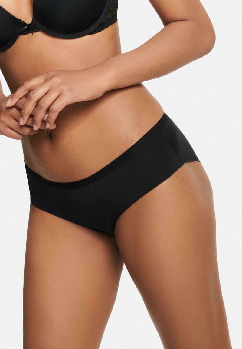 Czarne, gładkie figi bezszwowe o niskim stanie. Wyposażone w starannie wykończoną talię i brak widocznych szwów dla komfortu.