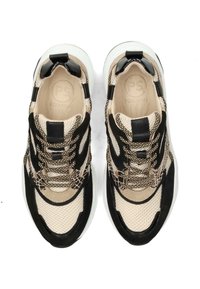 Scarpe sportive con tomaia in rete con stampa animale, dettagli in suede nero, chiusura con lacci e suola in gomma bianca per contrasto.