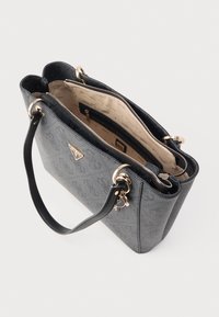 Geantă de mână sintetică neagră cu accente aurii, mânere superioare și închidere cu fermoar. Căptușeala interioară bej prezintă un model repetitiv cu logo.