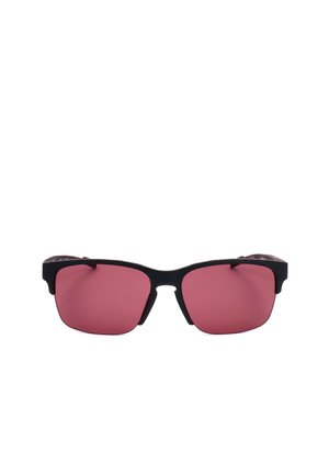 Occhiali da sole con montatura nera e lenti rettangolari tinta rosa, mostrati frontalmente su sfondo bianco.