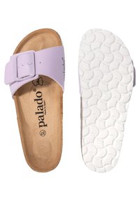 Hellblaue Rutschsandalen mit einem breiten Riemen und verstellbarem Schnallenverschluss. Kork-Fußbett und weiße strukturierte Gummisohle. Markenname befindet sich im Inneren.