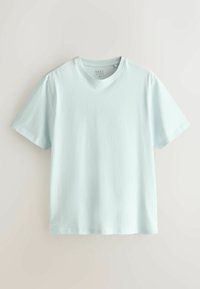 Lihtne hele sinine lühikeste varrukatega puuvillane T-särk ümara kaelusega, tavaline lõige, keskmine suurus, riputatud neutraalse tausta vastu.