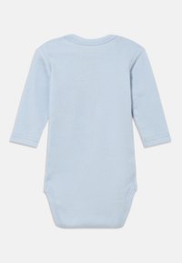 Φωτεινό γαλάζιο κορμάκι μακρυμάνικο από απαλό βαμβάκι. Διαθέτει στρογγυλή λαιμόκοψη και κουμπώματα στο κάτω μέρος για εύκολη αλλαγή.