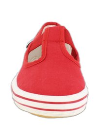 Roter Leinenschuh mit ausgeschnittenen Seiten, weißer Gummisohle und rot-weißen Streifenakzenten. Glatte Textur, runde Zehenform.