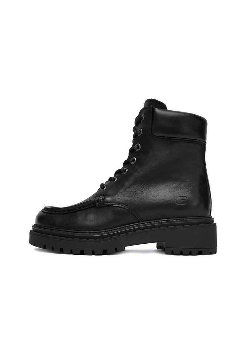 Fekete bőrből készült bokacsizma párnázott gallérral, fűzős elülső résszel, mokaszin varrással, vastag talppal és alacsony tömbsarkú kivitelben.