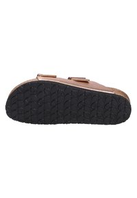 Sandal marrone con texture, dotato di due cinturini regolabili, con suola in gomma nera caratterizzata da un motivo a cerchi per garantire grip.