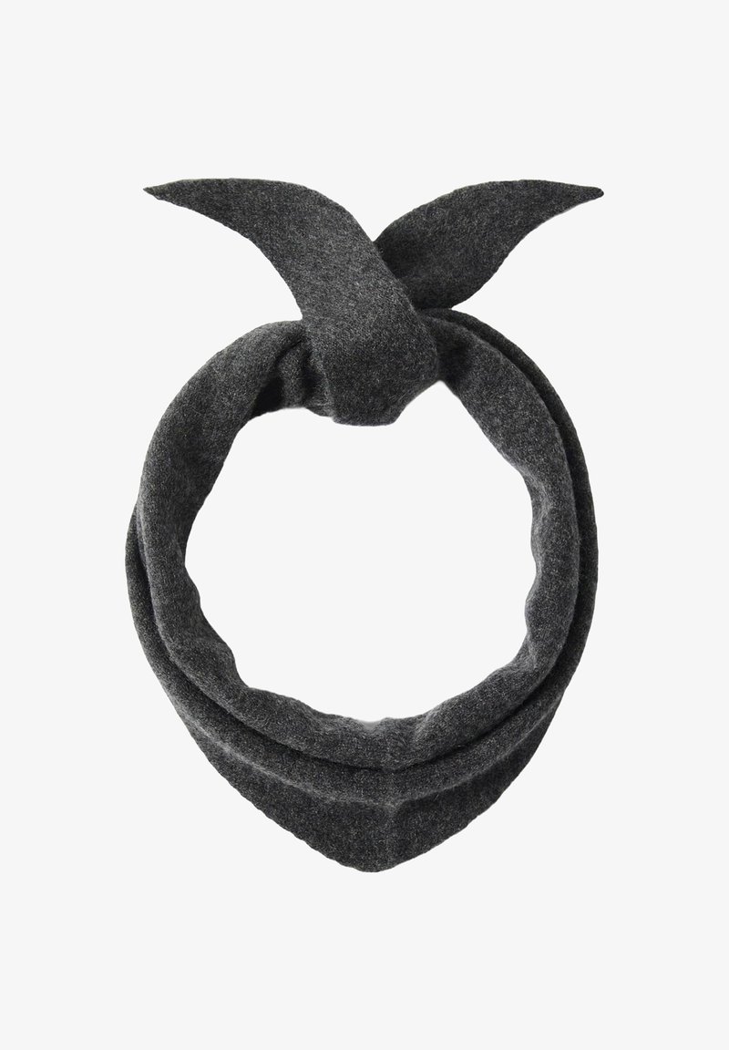 Šedý plstěný šátek trojúhelníkového tvaru s uzlovým designem na vrchu a hladkým textilním materiálem, který působí útulně.