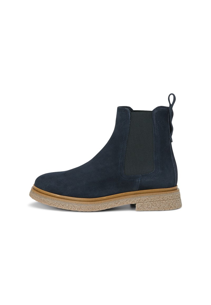 Botas Chelsea de ante azul marino con paneles elásticos en los costados, lengüeta y suela de goma texturizada en color crema. Punta redonda y detalles de costura mínimos.