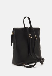 Černý kožený batoh s dvěma nastavitelnými popruhy, horním madlem a zlatými kovovými akcenty. Hladký povrch a jednoduchý obdélníkový design.