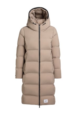 Beige Daunenjacke mit hohem Kragen, Reißverschluss und großen gesteppten Abschnitten. Hat eine verstellbare Kapuze und ein Logo-Patch.