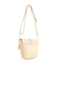 Beige læder crossover taske med en tekstureret finish, klaplukning, guldfarvede hardware og justerbar rem. Stilfuldt og kompakt design.