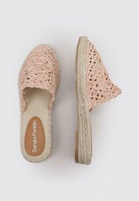 Espadrilles de lona trenzada en rosa claro con suela de yute trenzado. La parte superior presenta un patrón floral y un diseño de parte trasera abierta.