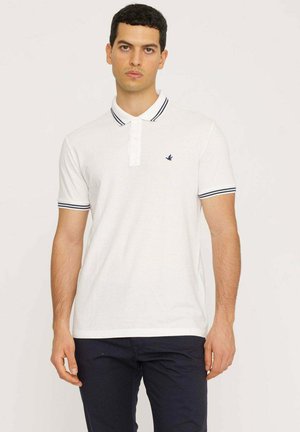 Polo shirt bianco con una chiusura a tre bottoni, striscia blu navy sul colletto e sulle maniche, caratterizzato da un piccolo logo di un uccello sul petto.
