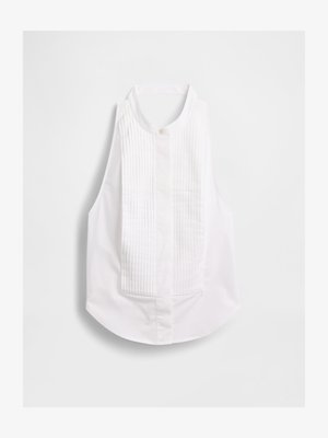 Bela brezrokavna bluza z mandarinskim ovratnikom, na sprednji strani navpični gubice in zaobljenim spodnjim robom. Gladek teksture.