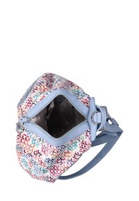 Sac en tissu à motifs dans des teintes multicolores avec des bords en simili cuir bleu clair et une sangle réglable, doté d'une ouverture zippée et d'un intérieur doublé.