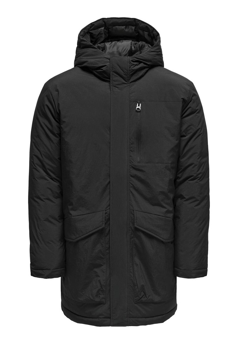 Zwarte geïsoleerde parka met capuchon, voorzien van een ritssluiting aan de voorkant, één borstzak en twee grote zijzakken. Gladde, matte textuur.