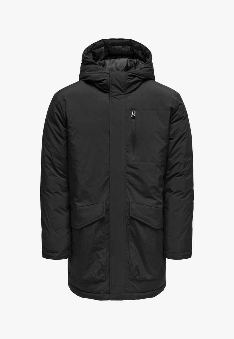 Schwarze isolierte Parka mit Kapuze, ausgestattet mit einem Frontreißverschluss, einer Brusttasche und zwei großen Seitentaschen. Glatte, matte Textur.