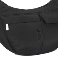 Černá látková taška s hladkým povrchem, s jemně raženým logem a malým kovovým akcentem pro zavírání. Měkký, lehký design.