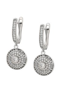 Orecchini a cerchio in argento con pendenti rotondi tempestati di diamanti che presentano un motivo a chiave greca lungo il bordo.