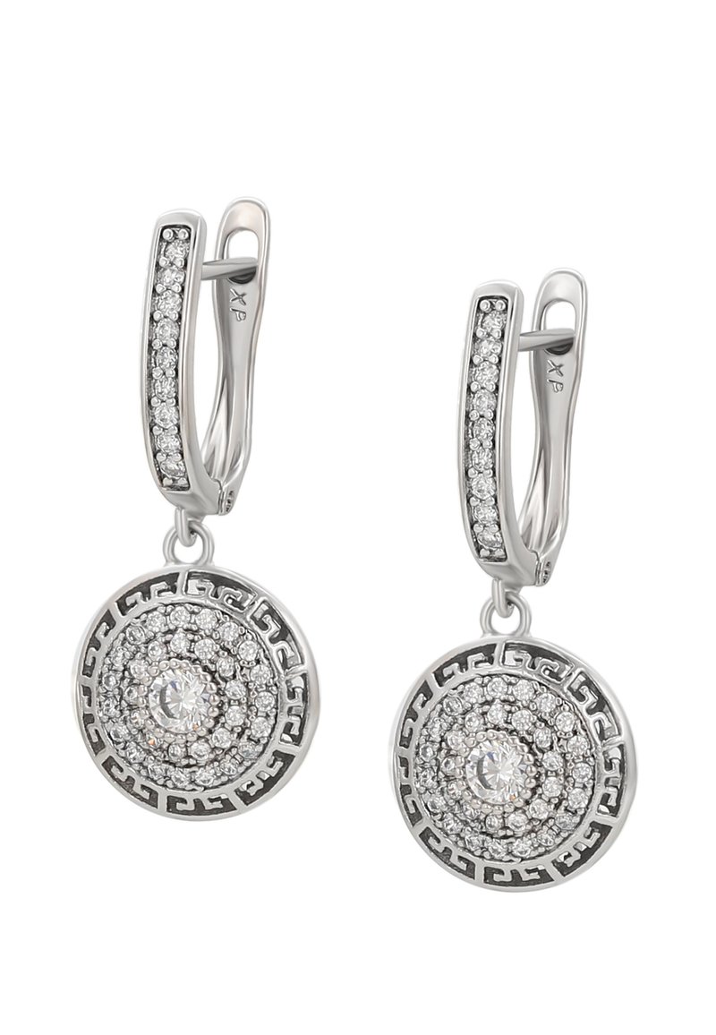 Orecchini a cerchio in argento con pendenti rotondi tempestati di diamanti che presentano un motivo a chiave greca lungo il bordo.