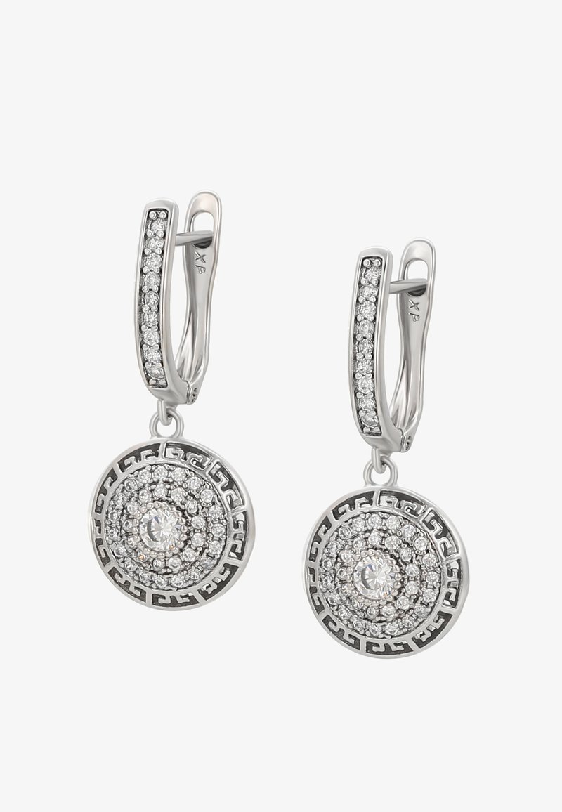Cercei din argint în formă de cerc cu pandantive rotunde, împodobite cu diamante, având un motiv cu cheie grecească pe margine.