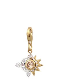 Charm en or et argent en forme de soleil avec un centre en pierre précieuse rose ronde, entouré de petites pierres claires et de rayons pointus.