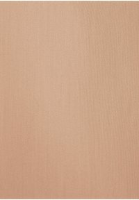 Texture de tissu beige uni avec un tissage fin et uniforme et une surface lisse, éclairée uniformément sans ombres ni motifs.