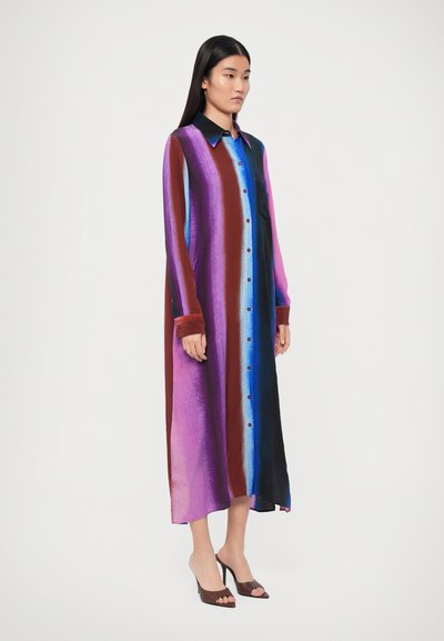 Rochie lungă cu nasturi, cu dungi verticale multicolore în roz, albastru și burgund, având guler și mâneci lungi cu detalii la manșetă.