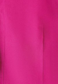 Tissu rose vif avec une texture de tissage diagonal visible et une ligne d'ombre subtile sur le côté droit.