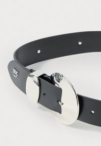 Cinto de pele preto com fivela oval prateada, apresentando uma textura suave e vários furos de ajuste para um melhor encaixe.
