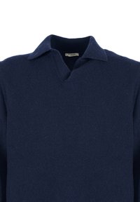 Granatowy sweter z dekoltem w serek i kołnierzykiem. Wykonany z miękkiego materiału, z teksturowanym wykończeniem i metką wewnątrz dekoltu.